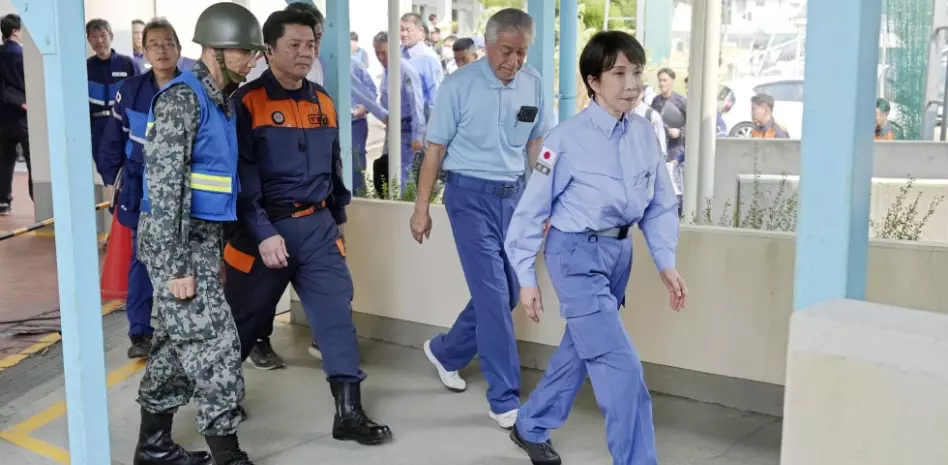 La premier Takaichi visita el sur de Japón tras el sismo y en medio de una ola de calor