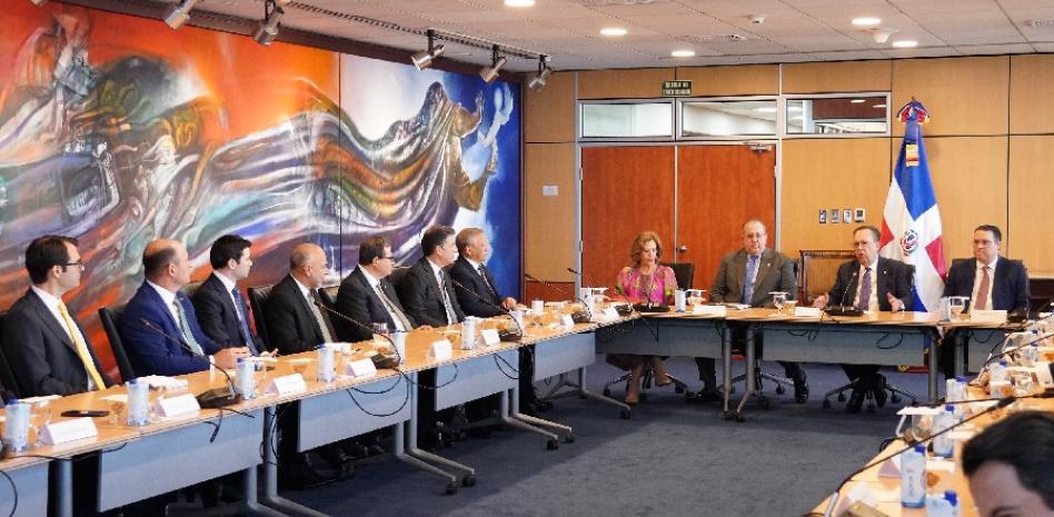 Valdez Albizu pasa revista a la economía con funcionarios y banqueros