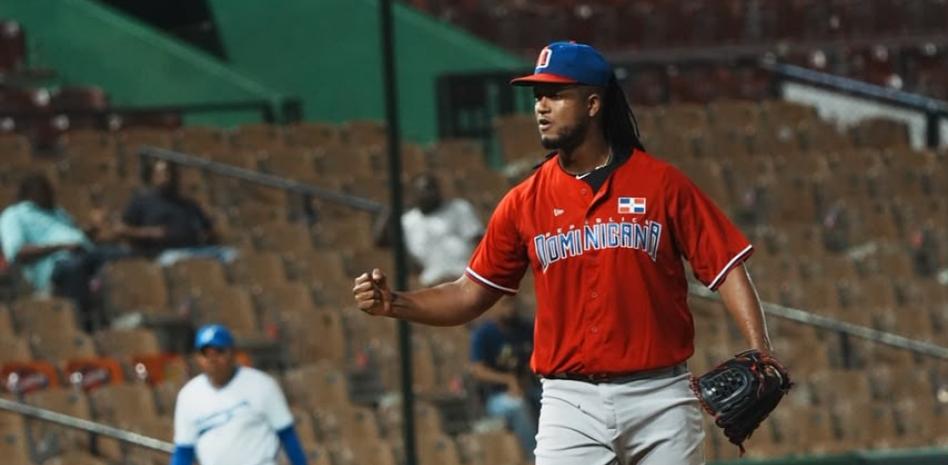 Oscar De la Cruz silencia bates de Nicaragua y Dominicana se mantiene con vida en béisbol