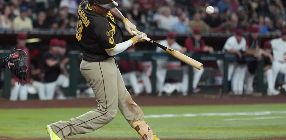 Manny Machado remolca 4; Padres vencen a D-backs y avanzan en la lucha por comodín