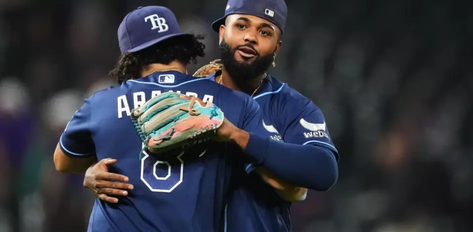Peralta es castigado en debut con Rays, pero Hicks pega grand slam en victoria