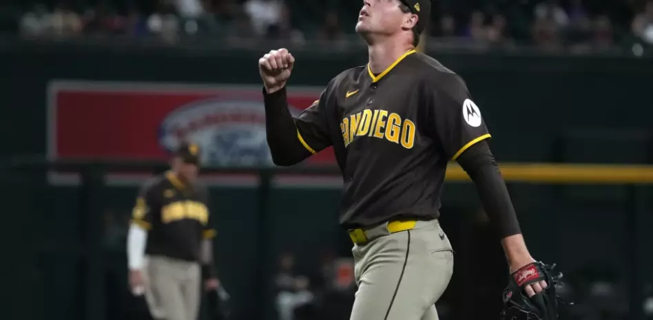 Padres se acercan a un juego en la lucha por el comodín, vencen a Diamondbacks