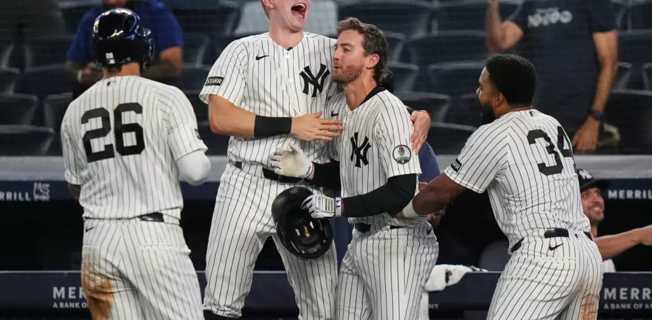 Yankees remontan con 2 outs en la novena y vencen a los Braves 3-2 en 10 entradas