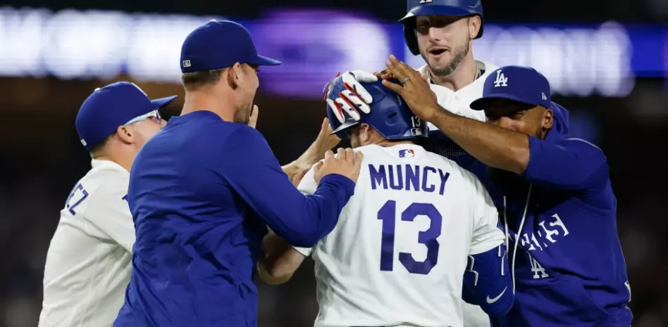 Muncy decide victoria de Dodgers con sencillo en la décima, superan 5-4 a Reales