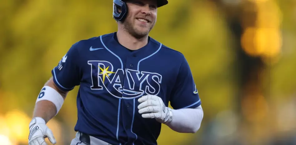 Walls batea jonrones a ambos lados del plato, Caminero da HR y Rays vencen a A’s