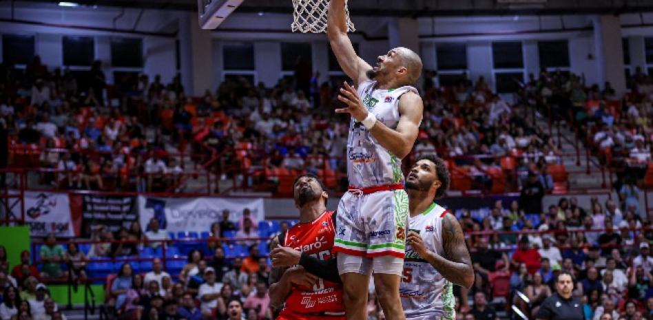 Del Vikingo al Rey del Pop en el básquet dominicano