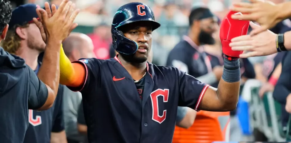 Adell da vuelacercas y Ángel Martínez logra 3 hits en la victoria de los Guardianes
