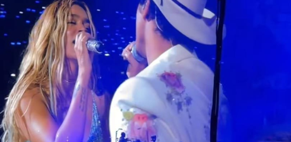 Karol G sorprende con Bruno Mars y graba videoclip en pleno concierto en Los Ángeles