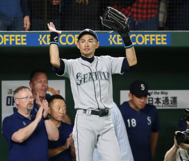 Ichiro Suzuki saluda a una concurrencia que se rindió a sus pies en su último juego como jugador profesional. /AP