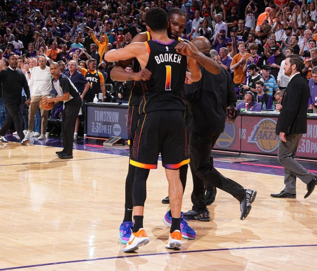 Devin Booker y Kevin Durant tras el tercer partido de las semifinales de la Conferencia Oeste de los Playoffs de la NBA 2023 contra los Denver Nuggets el 5 de mayo de 2023 en el Footprint Center de Phoenix, Arizona