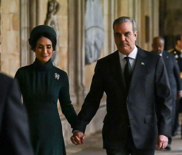 Presidente de la República, Luis Abinader y Primera dama, Raquel Arbaje llegando a la coronación de Carlos III