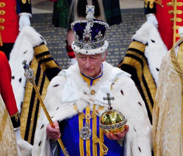 El rey Carlos III de Gran Bretaña con la corona del estado imperial sale de la Abadía de Westminster después de las ceremonias de coronación en el centro de Londres el 6 de mayo de 2023.