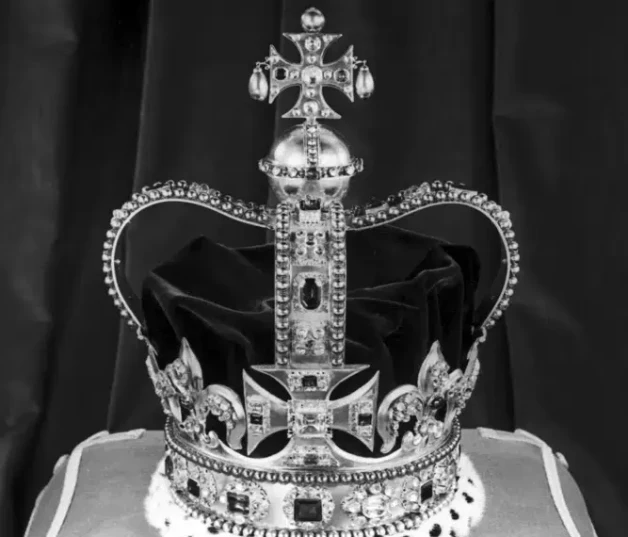 La Corona de San Eduardo, la corona oficial de Inglaterra, descansa sobre un cojín en la Torre de Londres el 24 de noviembre de 1952.