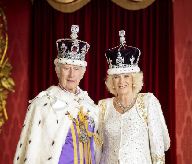 En esta fotografía proporcionada por el Palacio de Buckingham el lunes 8 de mayo de 2023, el rey Carlos III y la reina Camila aparecen en el Salón del Trono del Palacio de Buckingham, Londres.