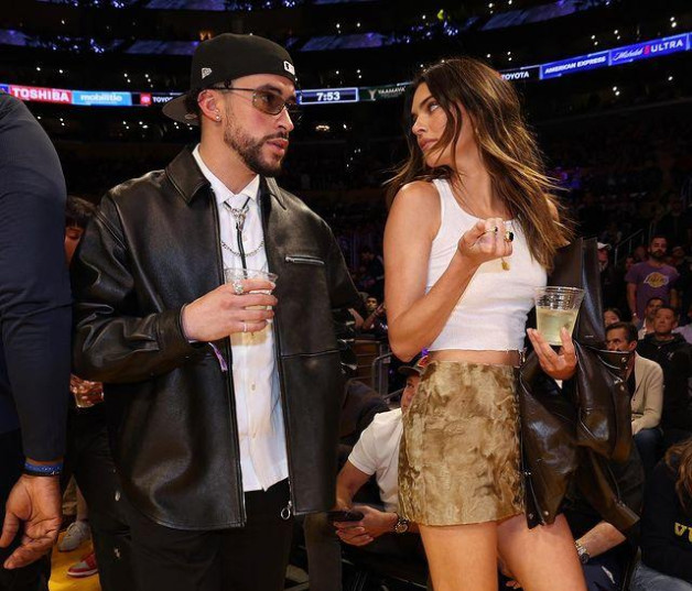 Bad Bunny y Kendall Jenner juntos en el juego de Los Warrior y Los Lakers