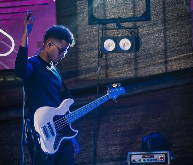 Ariel Holy, líder y bajista del ministerio.