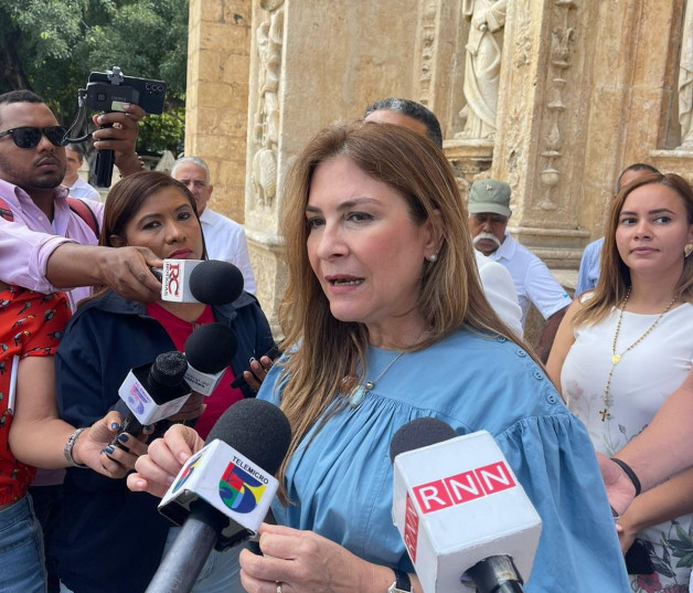 La alcaldesa del Distrito Nacional, Carolina Mejía, a la salida de la eucaristía en conmemoración al 525 aniversario de la fundación de la ciudad de Santo Domingo