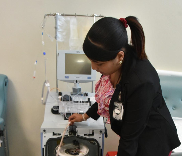 Lorys Méndez muestra una de las máquinas de extracción de plaquetas por aféresis del Hemocentro Nacional