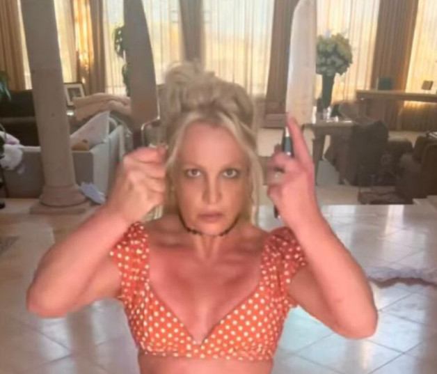 Britney Spears dice "no te preocupes, no son cuchillos de verdad", pero sus fanáticos no le creen