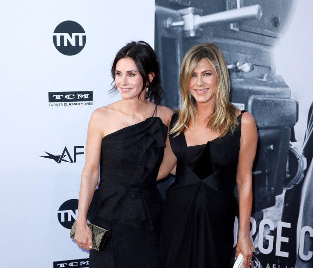 Las actrices estadounidenses Courteney Cox (izq.) y Jennifer Aniston (dcha.) dos de las protagonistas de la serie "Friends". EFE/ Paul Buck[]