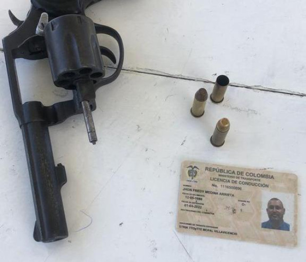 Un revólver calibre 38, serie No. 5757 ocupado por agentes policiales en posesión de Medina Arrieta.