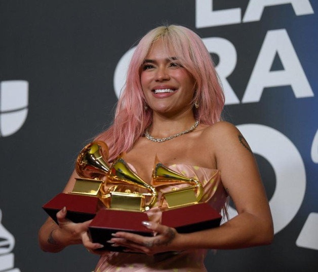Karol G posa con sus premios durante la ceremonia de entrega de la 24ª edición de los Grammy Latinos