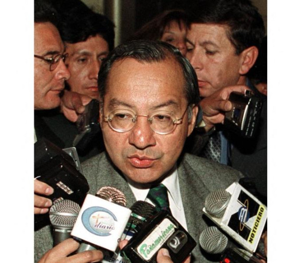 Manuel Rocha, habla con miembros de la prensa en La Paz el 11 de julio de 2001