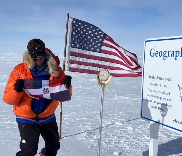 Thais Herrera con la bandera dominicana desde el Polo Sur.