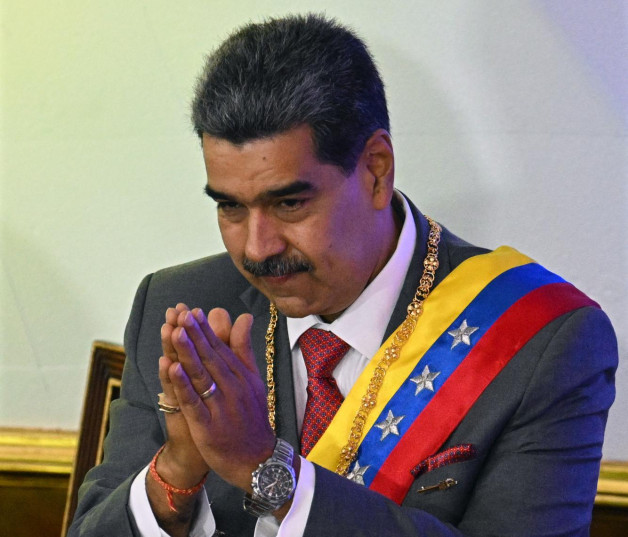 El presidente de Venezuela, Nicolás Maduro, gesticula al llegar para dar su discurso sobre el estado de la nación ante el parlamento, en la sede de la Asamblea Nacional en Caracas, el 15 de enero de 2024