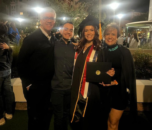 Jessica Judith y su familia el día de su graduación.