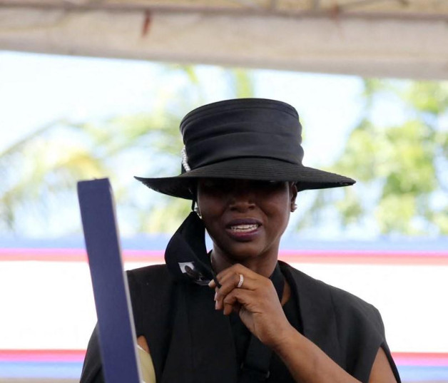 Martine Moise llora durante el funeral por su marido Jovenel, el 23 de julio de 2021, en Cap-Haitien, Haití, la principal ciudad de su región norteña natal
