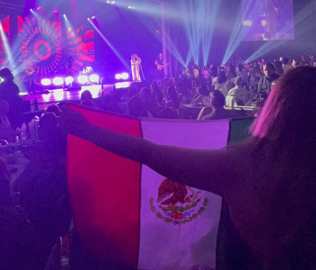 Una fanática levanta la bandera mexicana en el concierto de Paulina Rubio en Santo Domingo