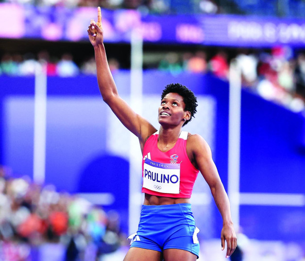 Marileidy Paulino señala hacia el cielo luego de ganar el oro en París 2024.