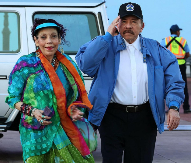 Daniel Ortega y su esposa y vicepresidenta Rosario Murillo asistiendo a una ceremonia por el 45° aniversario del Ejército de Nicaragua en Managua.