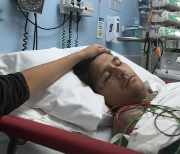 Christian Nodal tuvo que ser hospitalizado por problemas de salud.