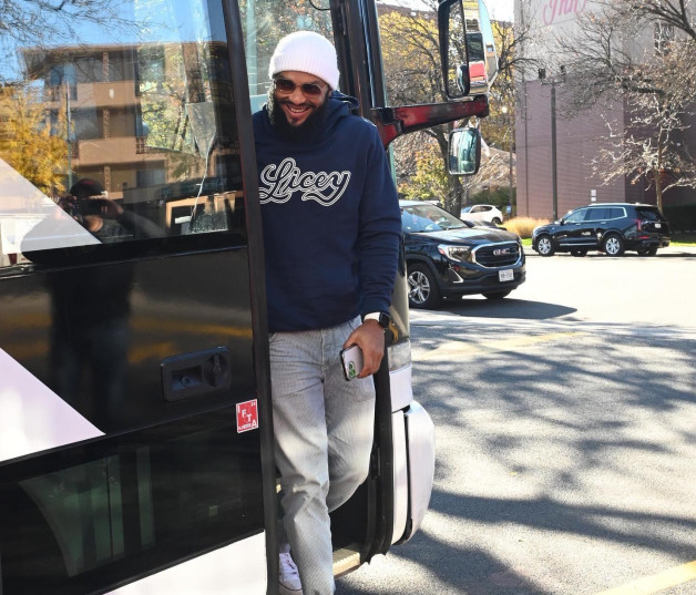 Emilio Bonifacio al momento de bajar del bus en Nueva York.