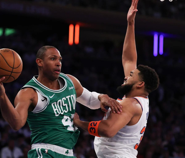 Al Horford es defendido por Karl-Anthony Towns durante un partido entre Celtics y Knicks la temporada pasada.