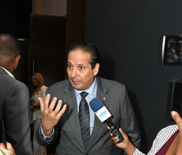 Ministro de Salud, Víctor Atallah.