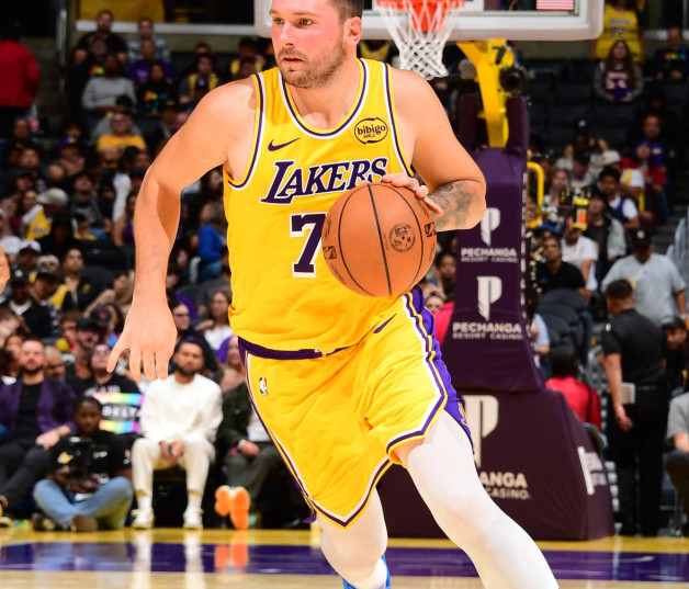 Luka Doncic maneja el balón durante el partido de pretemporada contra los Sacramento Kings el 17 de octubre de 2025 en el Crypto.Com Arena de Los Ángeles, California