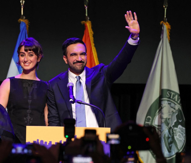 Zohran Mamdani es el nuevo alcalde de Nueva York con el 50,4% de los votos. En su primer discurso estuvo acompañado de Rama Duwaji, su esposa de 28 años, que es de origen sirio y es ilustradora, animadora y ceramista.