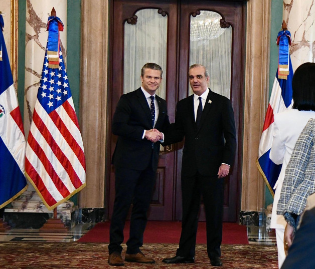 El secretario de Defensa de los Estados Unidos, Pete Hegseth, y el presidente dominicano Luis Abinader