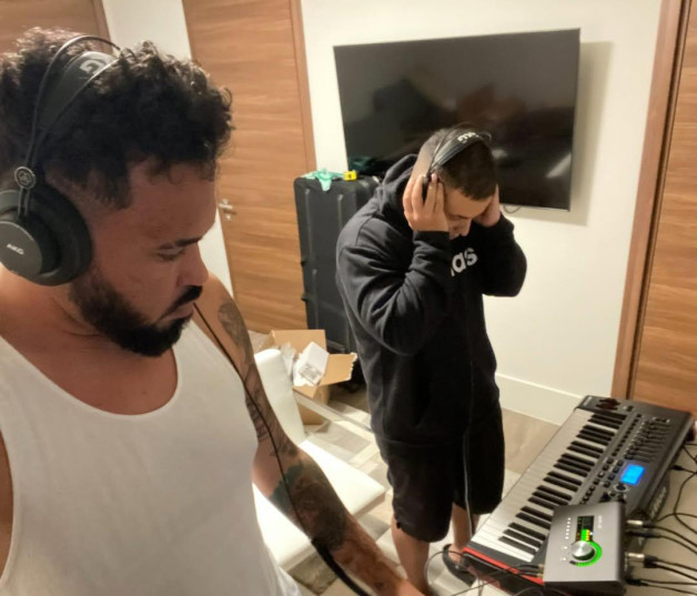 Raphy Pina y Daddy Yankee en estudio de grabación.