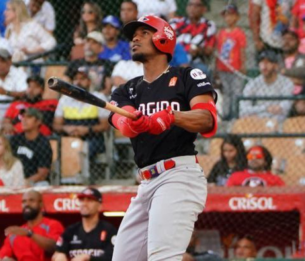 Elier Hernández observa la trayectoria de la pelota mientras se va de cuadrangular.