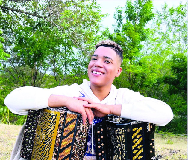 Cristhofher Reyes Rodríguez tiene 21 años, y hoy es conocido como La Fiera Típica, uno de los nombres jóvenes que más suenan dentro del merengue típico dominicano.