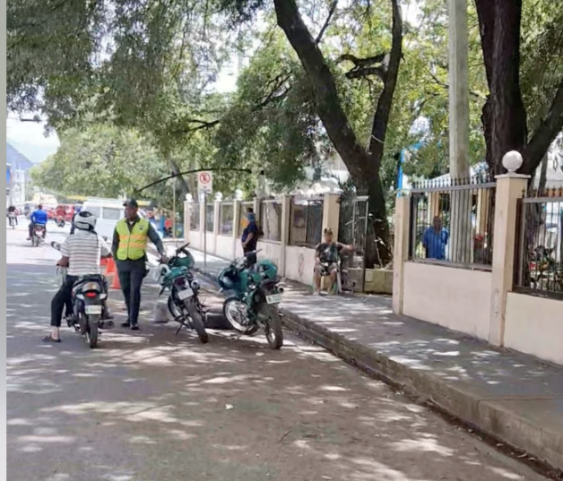 Un agente de la Digesset vigila un lateral de la calle Canela Mota, en Baní, donde ejecutó un exitoso operativo para despejar la vía de la congestión de motoconchos que dificultaba el acceso público a clínicas y oficinas públicas.