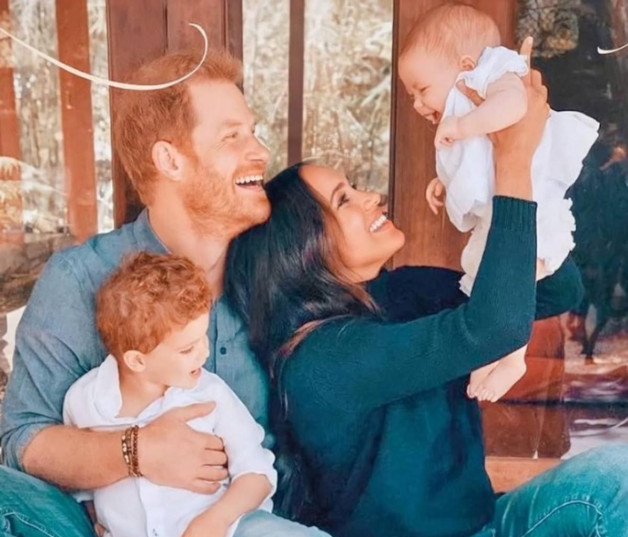Foto de archivo del príncipe Enrique junto a su esposa, Meghan merkle, y sus hijos, Archie y Lilibet.