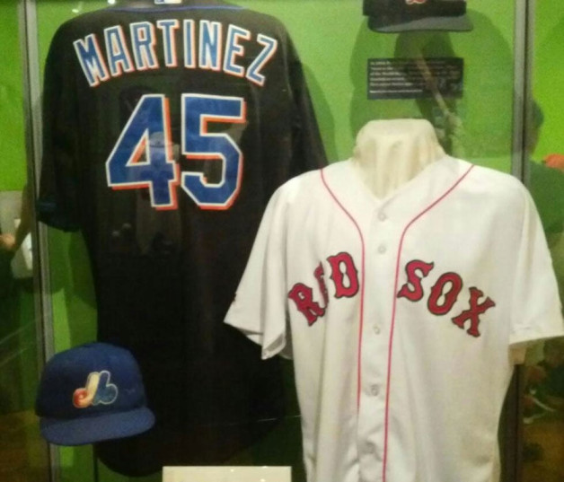 Algunas de las pertenencias de Pedro Martínez que son exhibidas en el Museo del Salón de la Fama.