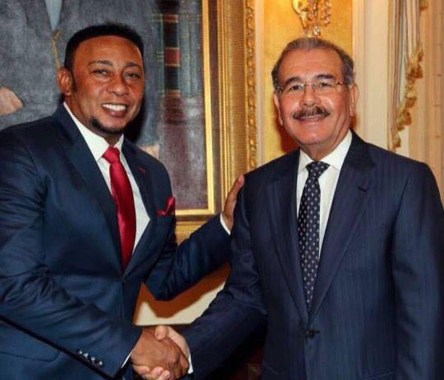 Figuras. El presidente Danilo Medina recibió, en la mañana de ayer, a El Mayimbe de la Bachata, Anthony Santos.