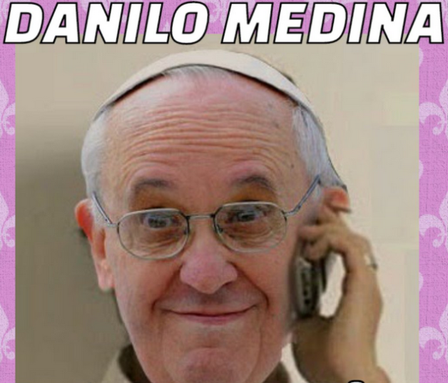 El papa Francisco también "recibió la llamada", y, según el meme, le respondió a Medina que él que estaba en la misa.