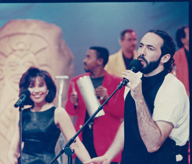 Adalgisa Pantaleón en una foto de 1992 junto a Juan Luis Guerra.